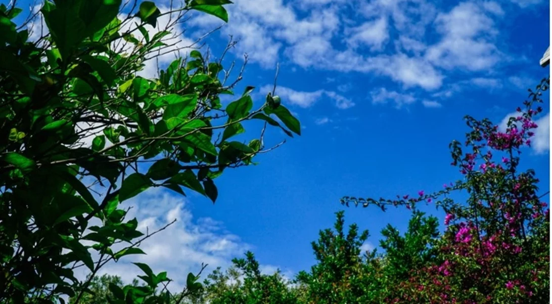 Τα δύο πρόσωπα του καιρού σήμερα | 30άρια στη μισή χώρα - Σε ποιες περιοχές θα χτυπήσουν οι καταιγίδες