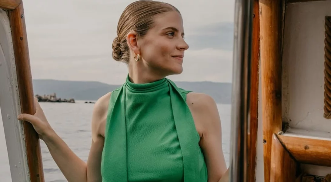 Έλλη Παπαγεωργίου | Η κόρη της Δανάης Μιχαλάκη ντυμένη χριστουγεννιάτικα στην αγκαλιά του Γιάννη Κουκουράκη