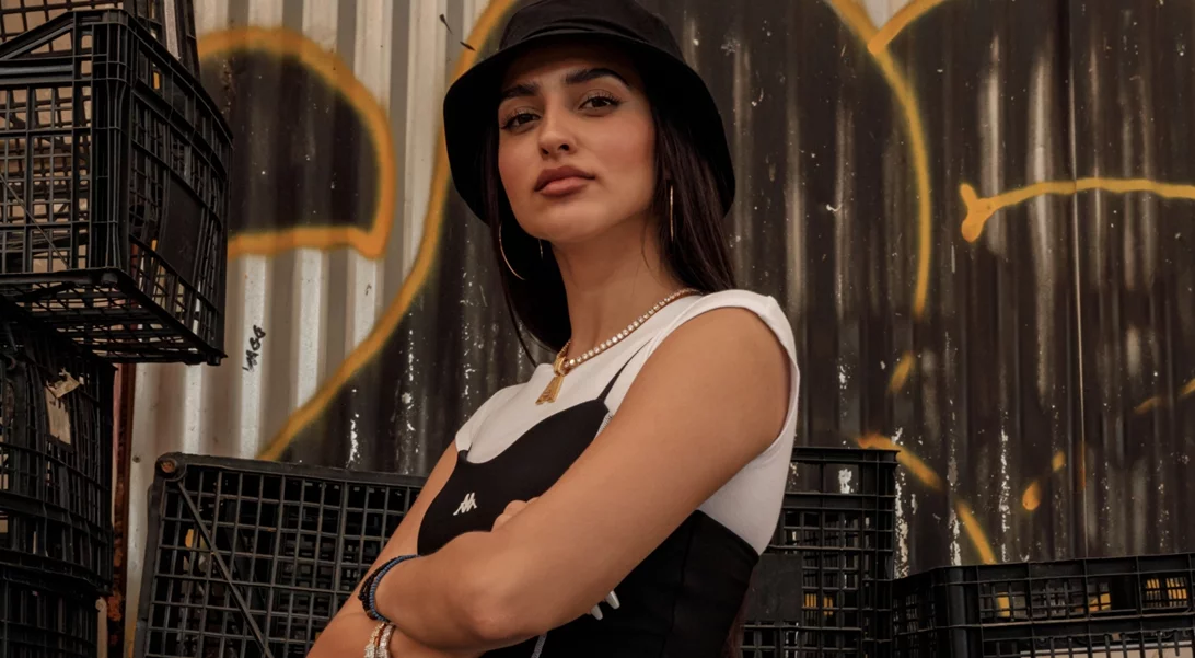 Urban αισθητική και στιλ στο ΜΑΧ | Η Αναστασία πρωταγωνιστεί στη νέα καμπάνια της Kappa