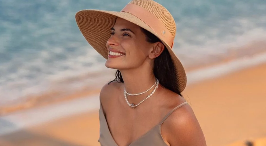 Η Χριστίνα Μπόμπα δημιούργησε το πιο άνετο party look με flats στο νησί