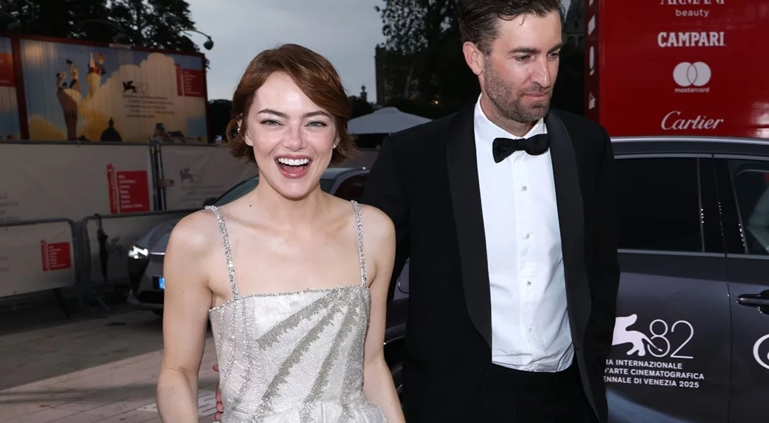 Φεστιβάλ Βενετίας | Το φιλί της Emma Stone στον σύζυγό της, λίγο πριν συναντήσει τον Γιώργο Λάνθιμο στο κόκκινο χαλί