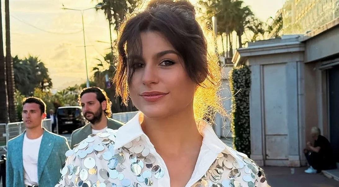 Η Δανάη Παππά στο Φεστιβάλ Βενετίας με Zara τσάντα