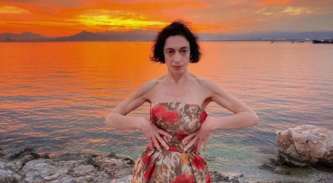 "Εμένα ο καθρέφτης μου με δείχνει όμορφη" | Η Έλενα Τοπαλίδου είπε αυτό που οφείλουμε να πούμε όλες στον εαυτό μας