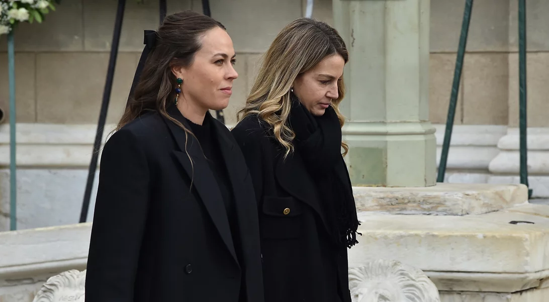 Οι διακριτικές εμφανίσεις της Χρυσής Βαρδινογιάννη και της Nina Flohr στην κηδεία της Ειρήνης