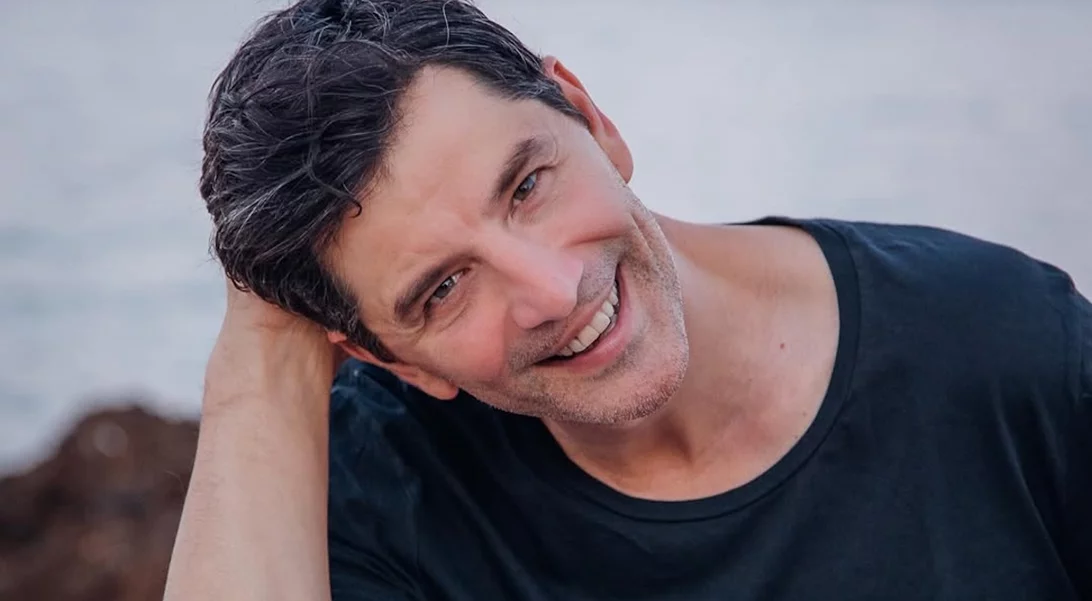 "Δαμάζει τα κύματα" ο Σάκης Ρουβάς | Το νέο video από τις καλοκαιρινές του διακοπές