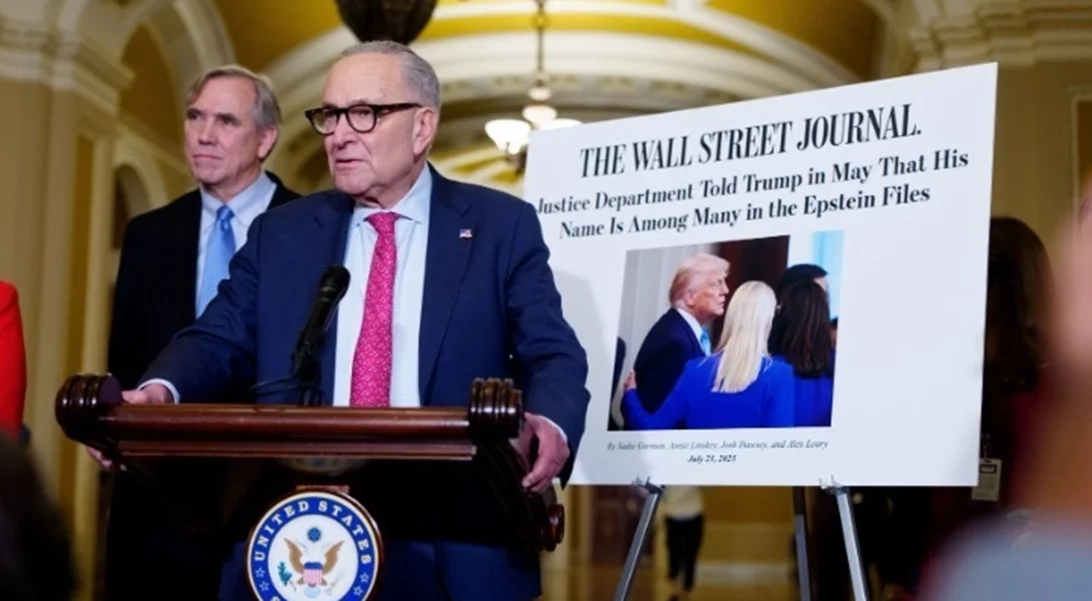 Φωτογραφίες του Donald Trump και άλλων πολιτικών με τον Jeffrey Epstein στη δημοσιότητα