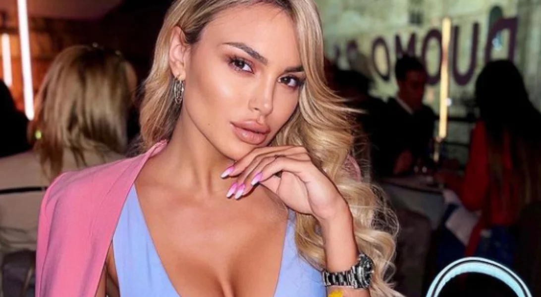 Η Αλεξάνδρα Παναγιώταρου στην αγκαλιά του συντρόφου της στην Κεφαλονιά