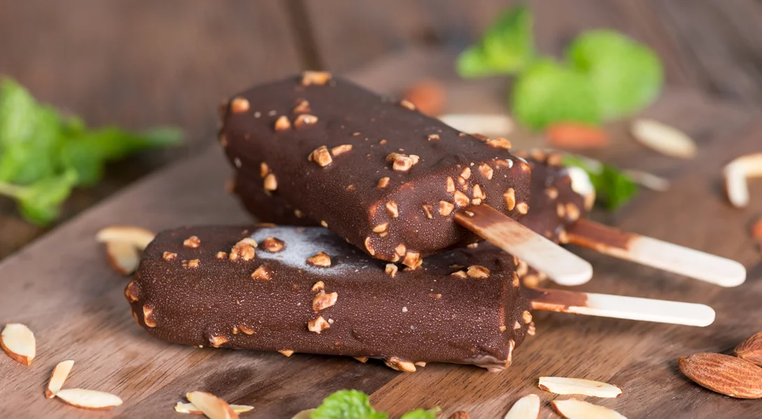 Ο γλυκός "πειρασμός" του καλοκαιριού μπορεί να είναι light | Το απόλυτο παγωτό ξυλάκι με γιαούρτι που δεν ήξερες ότι χρειάζεσαι