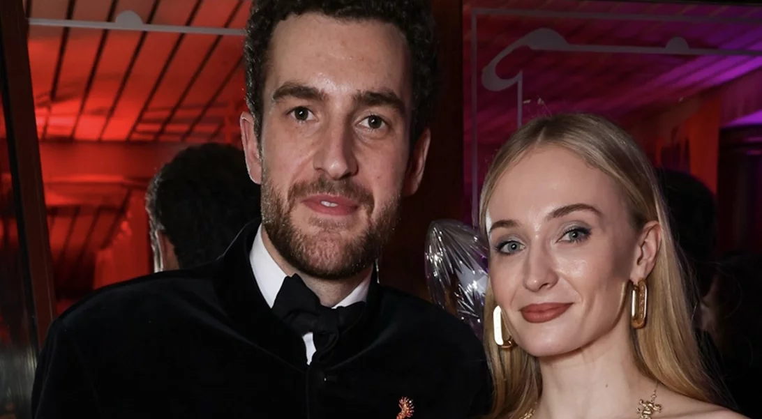 Το τεράστιο διαμαντένιο δαχτυλίδι της Sophie Turner πυροδοτεί φήμες για αρραβώνα με τον Peregrine Pearson
