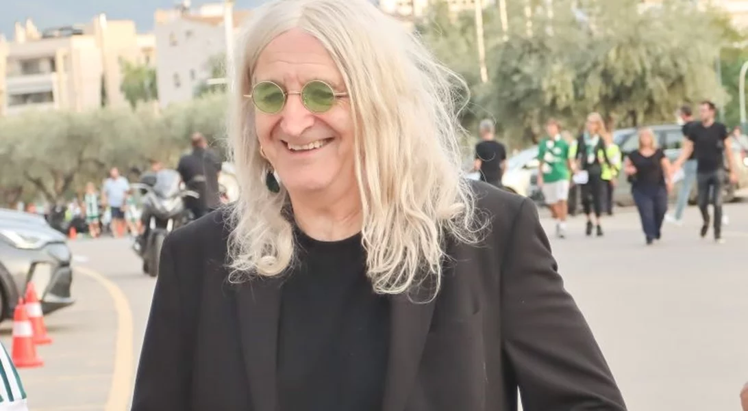 Στα μουσικά βήματα του μπαμπά του ο Φαίδονας Καρβέλας | Τo viral video με τον Νίκο Καρβέλα στο πιάνο