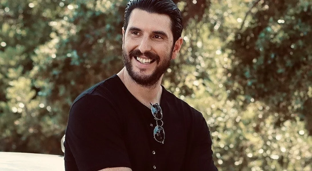 Ο Γιώργος Γεροντιδάκης στο "ζεστό" σπίτι του | Βλέπει τη σειρά για την οποία μιλούν όλοι