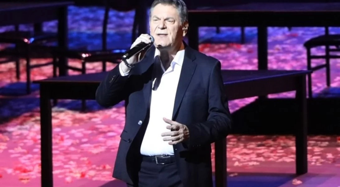 Ο Άγγελος Διονυσίου έκανε πρεμιέρα στο "Παλλάς" με την κούκλα κόρη του στο πλευρό του!