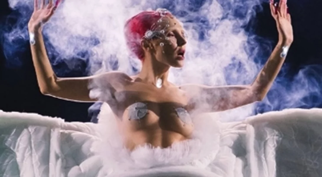 Αυτό που κάνει η Τάμτα στο Smut δεν θα το δεις πουθενά αλλού. Κυριολεκτικά.