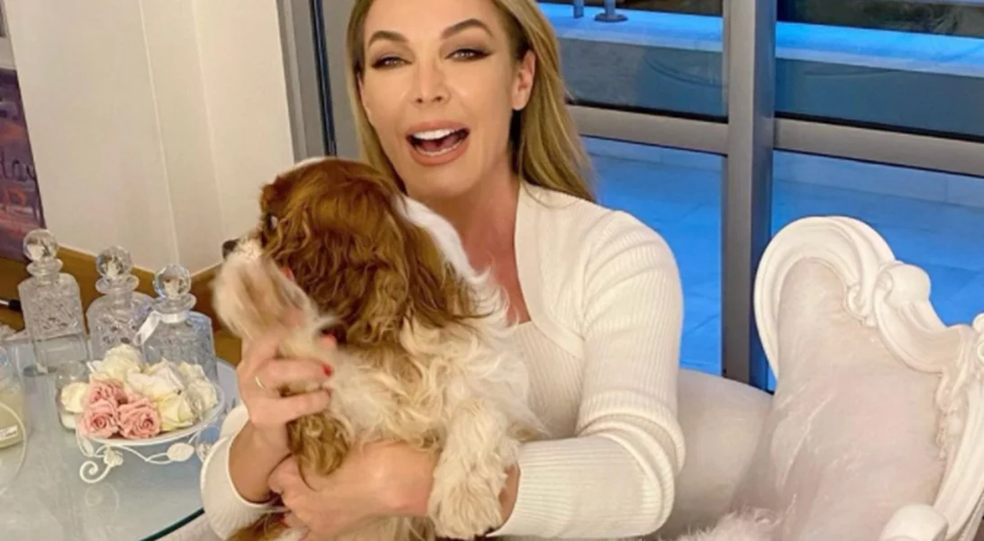 Τατιάνα Στεφανίδου | Ποζάρει με τον σκύλο της στο πολυτελές σπίτι της