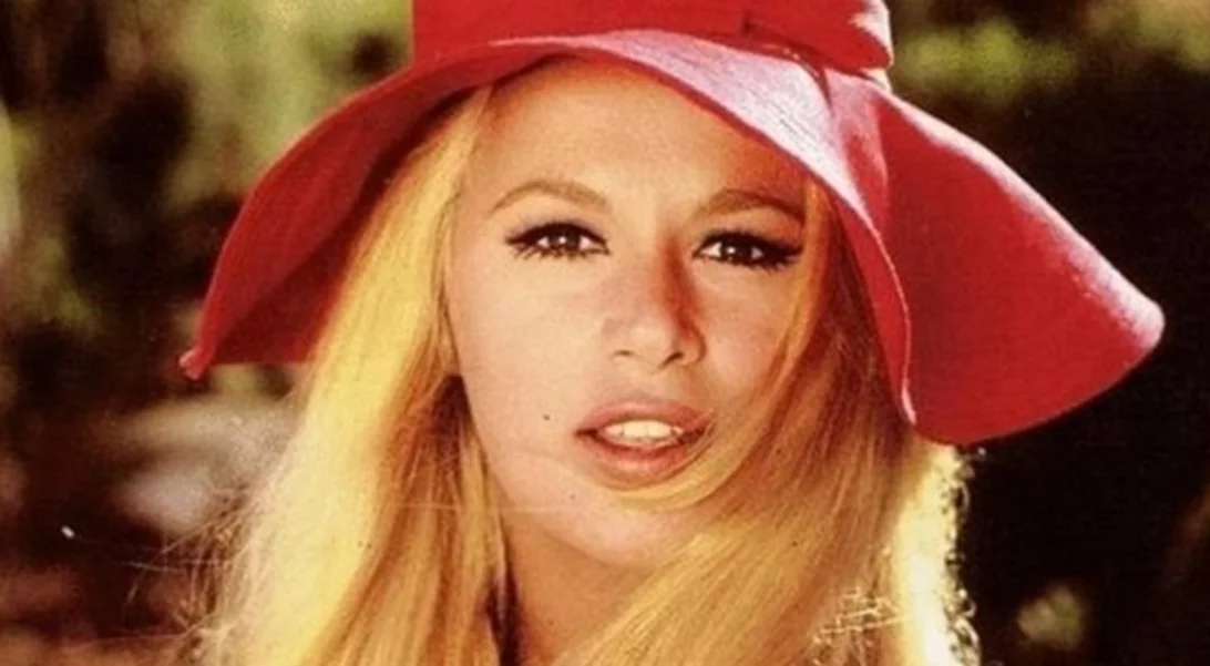 Τα καλοκαίρια της Αλίκης: Η Βουγιουκλάκη ποζάρει με μαγιό σε σπάνιες φωτογραφίες