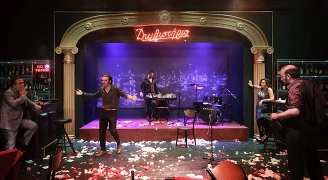 Οι αγαπημένες θεατρικές παραστάσεις που επιστρέφουν σε νέους χώρους