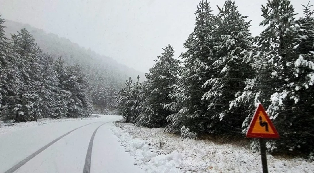 Διακοπή κυκλοφορίας στη λεωφόρο Πάρνηθας λόγω χιονόπτωσης