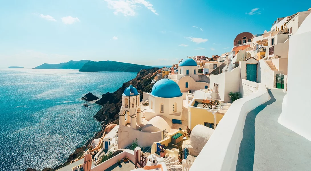 Η Σαντορίνη στα έξι καλύτερα μέρη της Ευρώπης για τουρισμό το φθινόπωρο, σύμφωνα με το Bloomberg