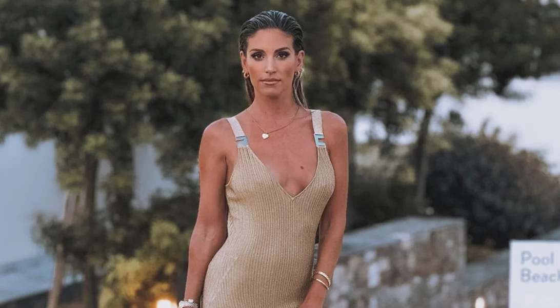 Αθηνά Οικονομάκου | Το maxi φόρεμα της είναι στην ιδανική απόχρωση για αυτή την εποχή