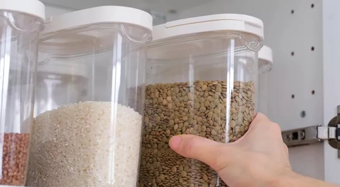 Σκόροι τροφίμων | 3 tips για να προστατεύσεις τα ντουλάπια της κουζίνας σου