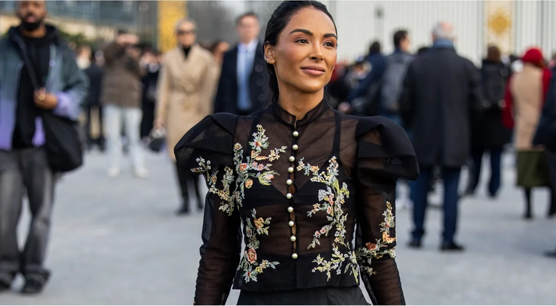 Το embroidered top με λουλούδια που θα φέρει την άνοιξη στα looks σου