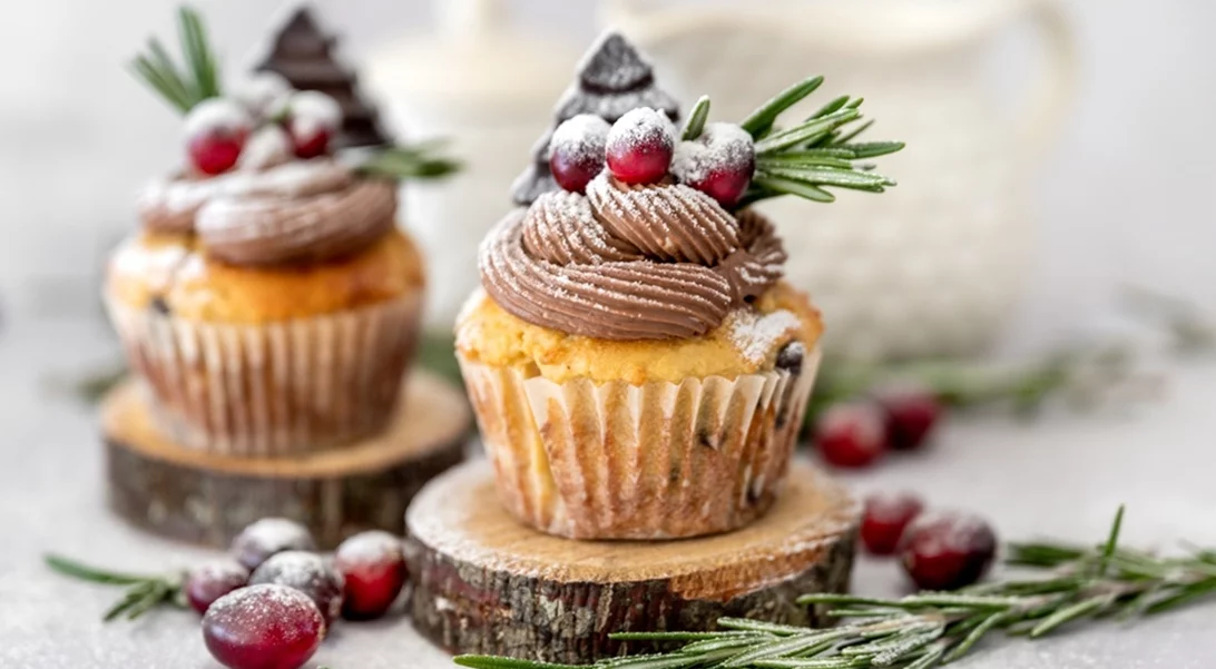 Η καλύτερη συνταγή για cupcakes με γεύση μελομακάρονο και σοκολάτα