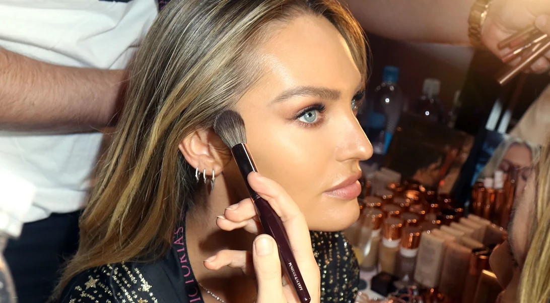 Το makeup hack του ενός λεπτού για να "σβήσεις" τους μαύρους κύκλους κάτω από τα μάτια