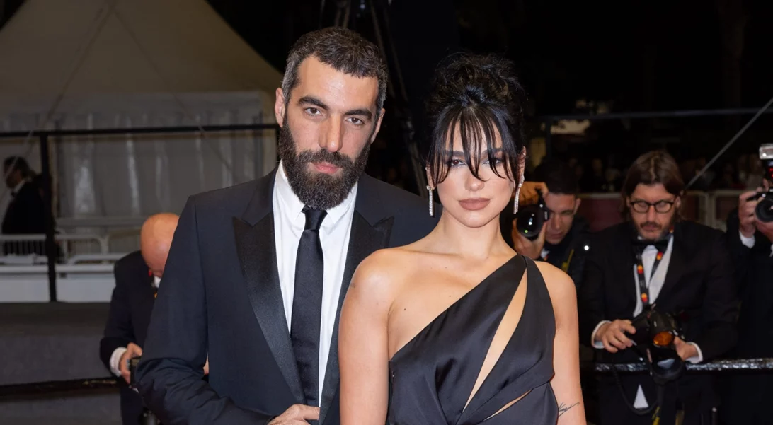 Η Dua Lipa και ο Romain Gavras βρίσκονται στην Ελλάδα | Το φωτογραφικό άλμπουμ από τις διακοπές της στη Σίφνο