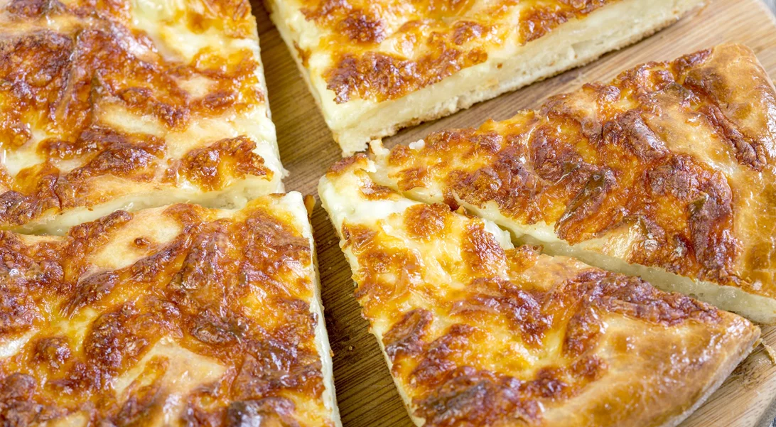 Πανεύκολη τυρόπιτα με σιμιγδάλι και γιαούρτι | Η συνταγή του Άκη Πετρετζίκη που θα λατρέψεις