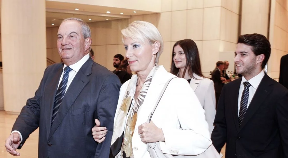 Κώστας Καραμανλής: Οικογενειακώς σε εκδήλωση- Η Αλίκη "συναγωνίζεται" σε κομψότητα τη μητέρα της