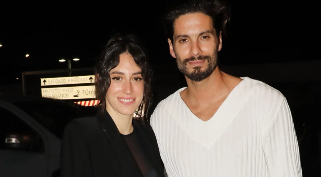 Γιώργος Καράβας - Ραφαέλα Ψαρρού | Στόλισαν το χριστουγεννιάτικο δέντρο τους σε μία cozy γωνιά του σπιτιού τους