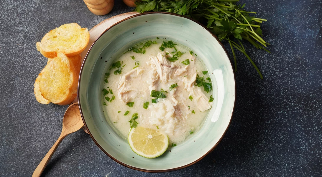 Τι να μαγειρέψω τις βροχερές μέρες; Η πανεύκολη συνταγή για κοτόπουπα με αυγολέμονο