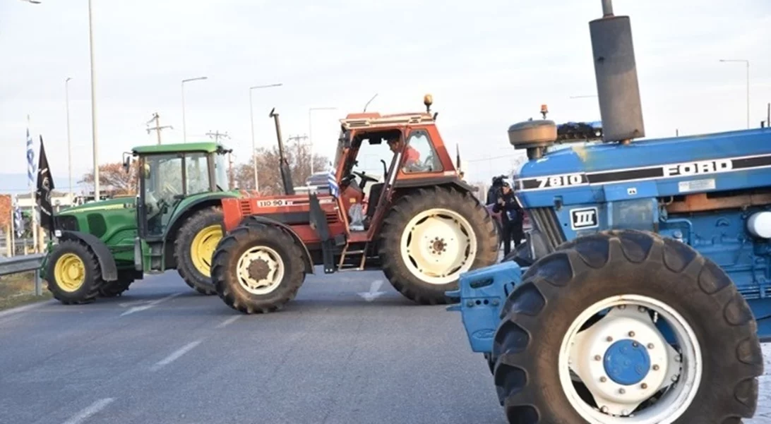Παραμένουν στα μπλόκα οι αγρότες