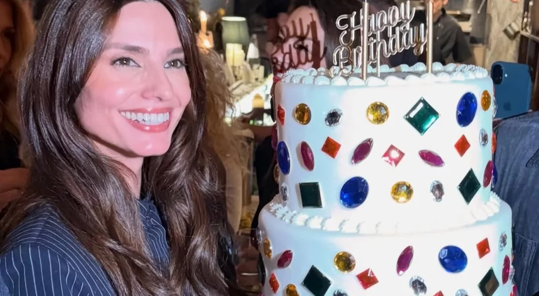 Στο πάρτι γενεθλίων της Ηλιάνας Παπαγεωργίου | Η εντυπωσιακή τούρτα που έσβησε πλάι στον Γιάννη Καραβασάνη