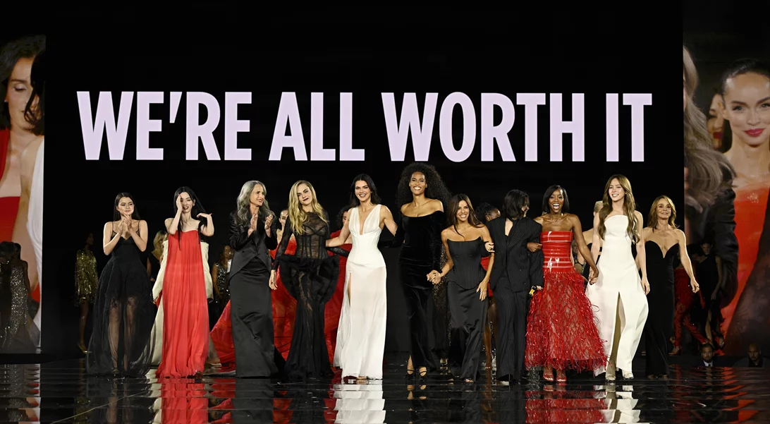 Le Défilé 2025 | Η Δούκισσα Νομικού έλαμψε στο Παρίσι δίπλα σε Jane Fonda & Kendall Jenner