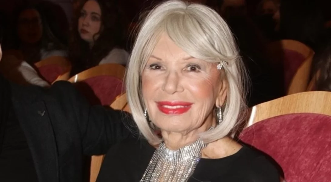 Πριν 70 χρόνια, η Ρίκα Διαλυνά μαγεύει τα βραβεία Μις Υφήλιος φορώντας δώρο της Σοφίας Βέμπο