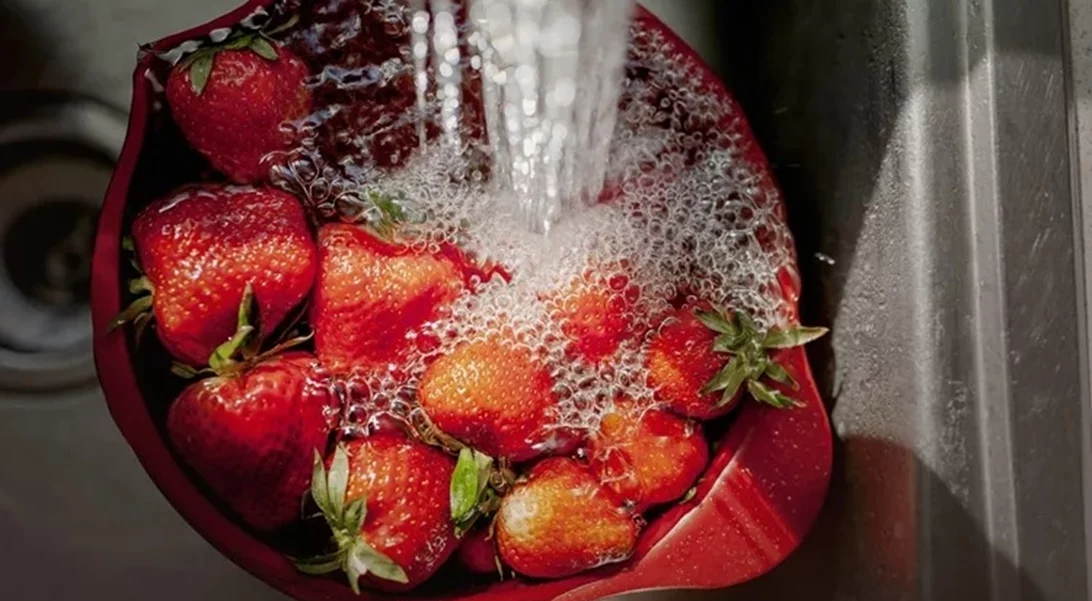 Μόνο το νερό δεν φτάνει | To hack για να φύγουν τα φυτοφάρμακα από τα φρούτα