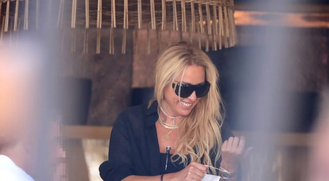 H Γωγώ Μαστροκώστα ποζάρει με τον Ρονάλντο στη Μεσσηνία