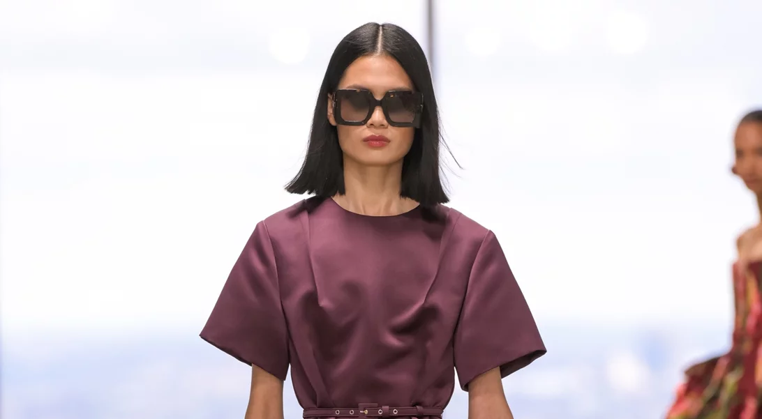 Το νέο μπορντό | Αυτό είναι το χρώμα που πρωταγωνιστεί στις τάσεις για τη σεζόν Φθινόπωρο/Χειμώνας 2025-2026