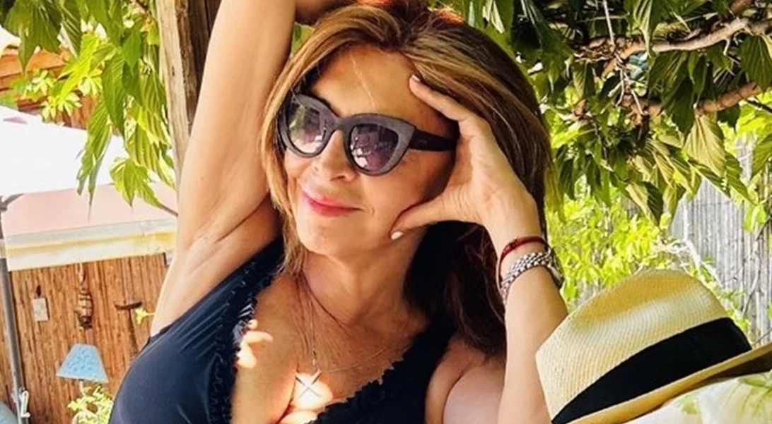 Μιμή Ντενίση | Με ολόσωμο μαγιό στο ηλιοβασίλεμα