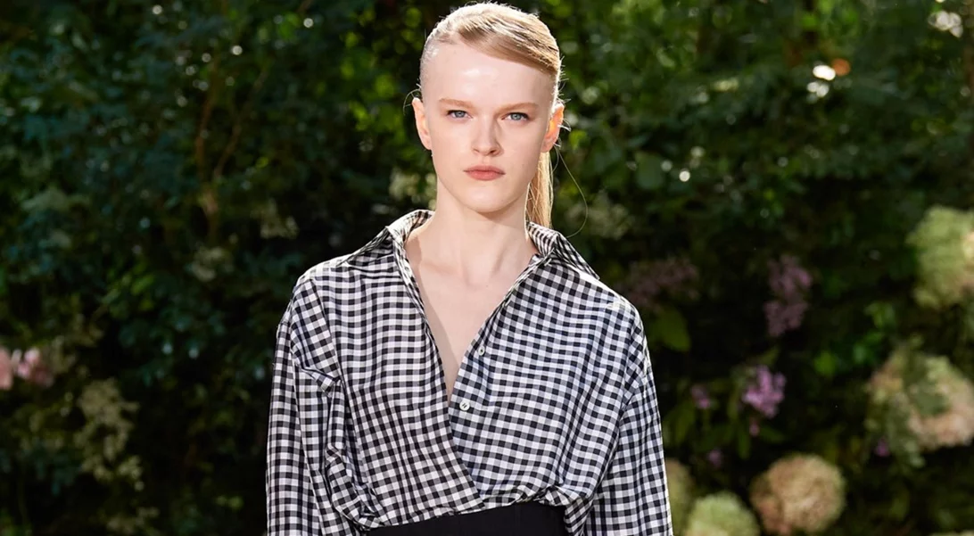 10 καλοκαιρινά tops που ταιριάζουν τέλεια με ψηλόμεσα σορτς