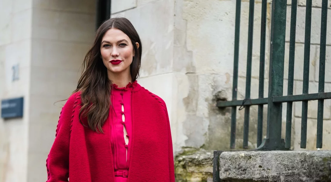 Αυτό το χτένισμα είναι η επιτομή του "quiet luxury" και είναι ιδανικό για τις γιορτές που έρχονται