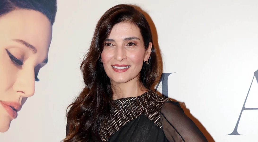 Η Αντιγόνη Κουλουκάκου στο ολόλευκο σαλόνι της | Το νέο, γιορτινό κλικ με το γιο της