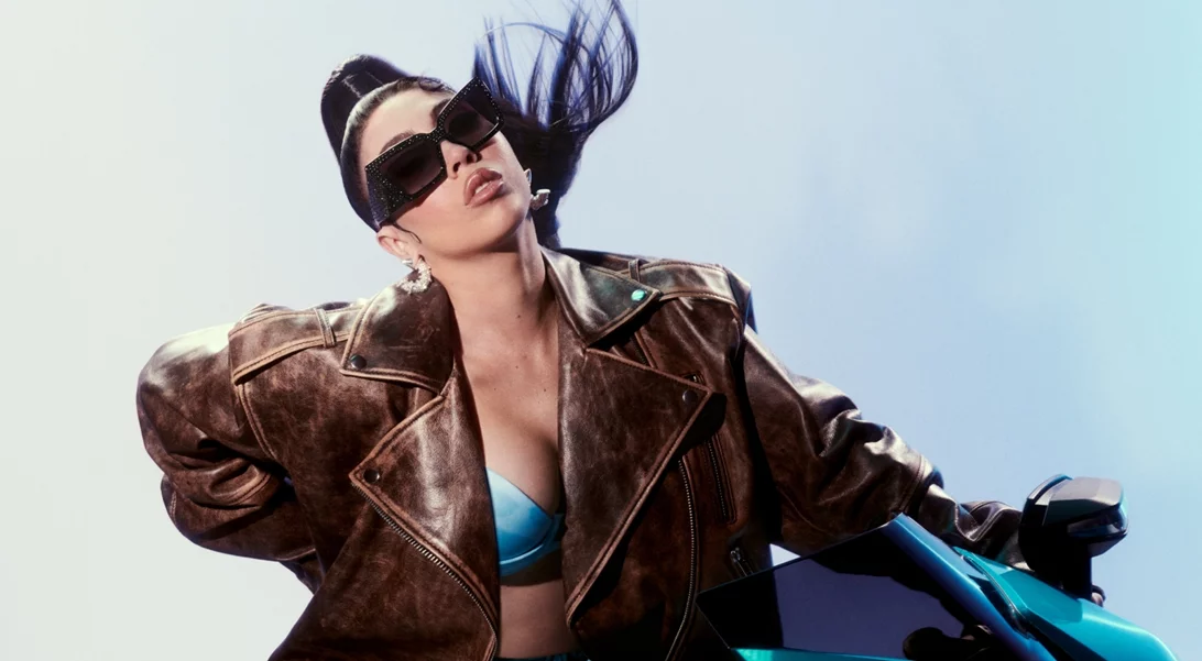 Η ένταση και η λάμψη πρωταγωνιστούν στη νέα SS23 συλλογή Studio της H&M