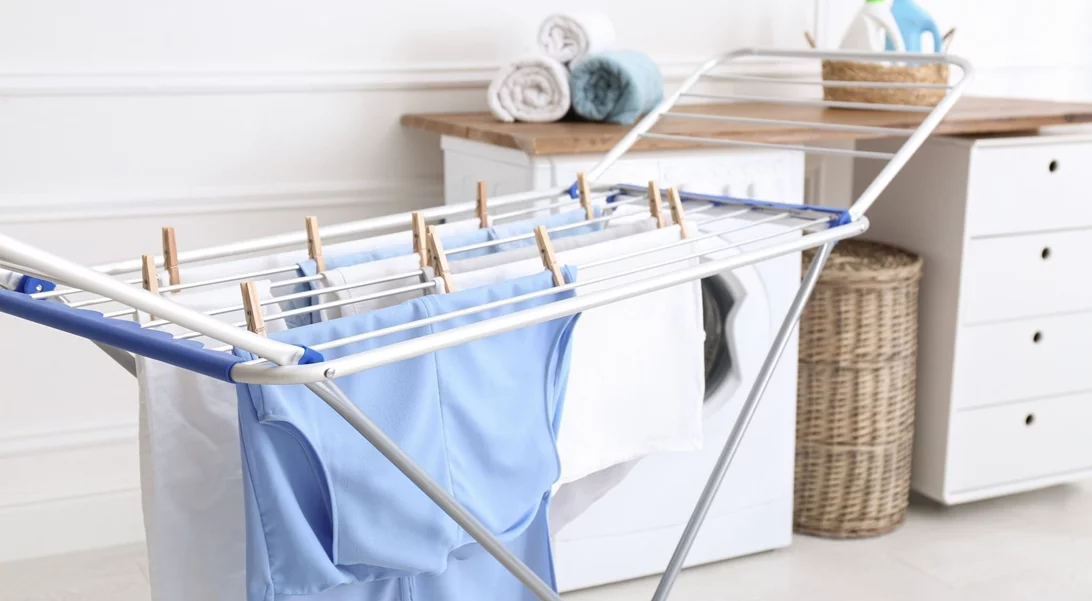 Tο ιαπωνικό κόλπο για να στεγνώνεις τα ρούχα δύο φορές πιο γρήγορα σε εσωτερικό χώρο