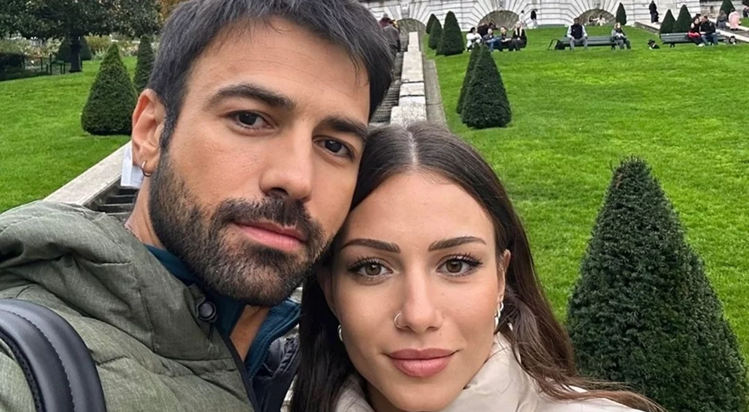 Η Σιμώνη Χριστοδούλου με φουσκωμένη κοιλίτσα στις Κάννες | Η εντυπωσιακή εμφάνιση με τον Αντρέα Γεωργίου