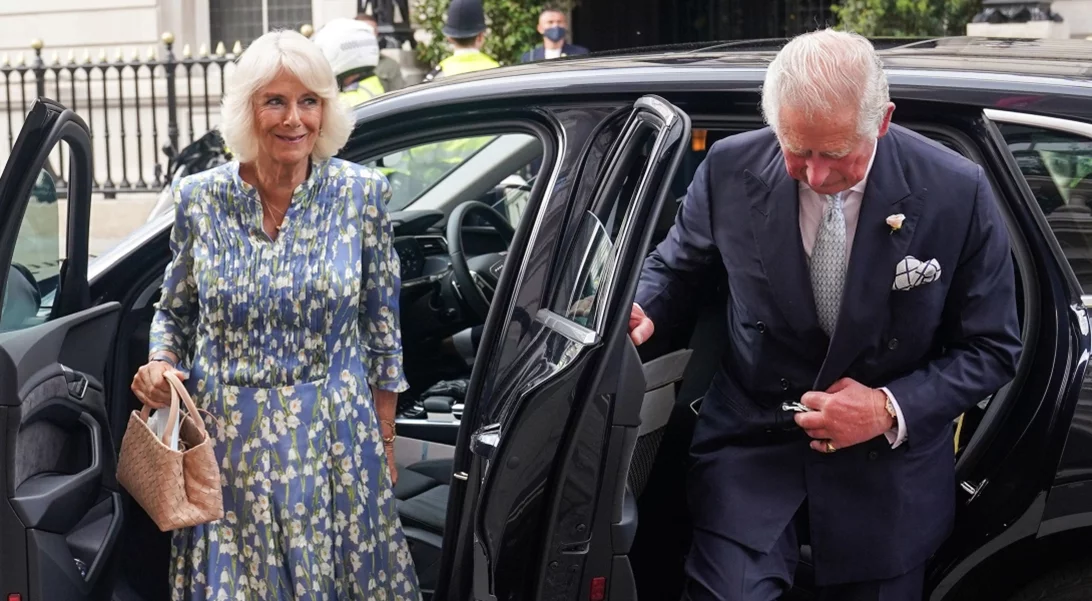 Σύνοδος G7 | Η εμφάνιση της Καμίλα με το πουγκί 1821 του ελληνικού brand Callista Crafts