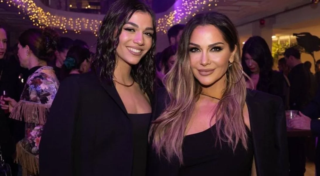 Μελίνα Νικολαΐδη | Με σέξι βραδινό φόρεμα στο καμαρίνι της Δέσποινας Βανδή