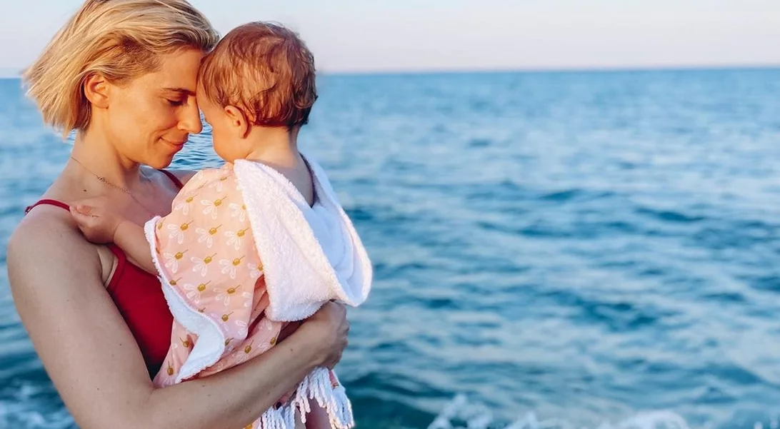 Τα ξανθά μπουκλάκια που ζηλέψαμε | Η κόρη της Νάντιας Μπουλέ απολαμβάνει το παγωτό της στην παραλία