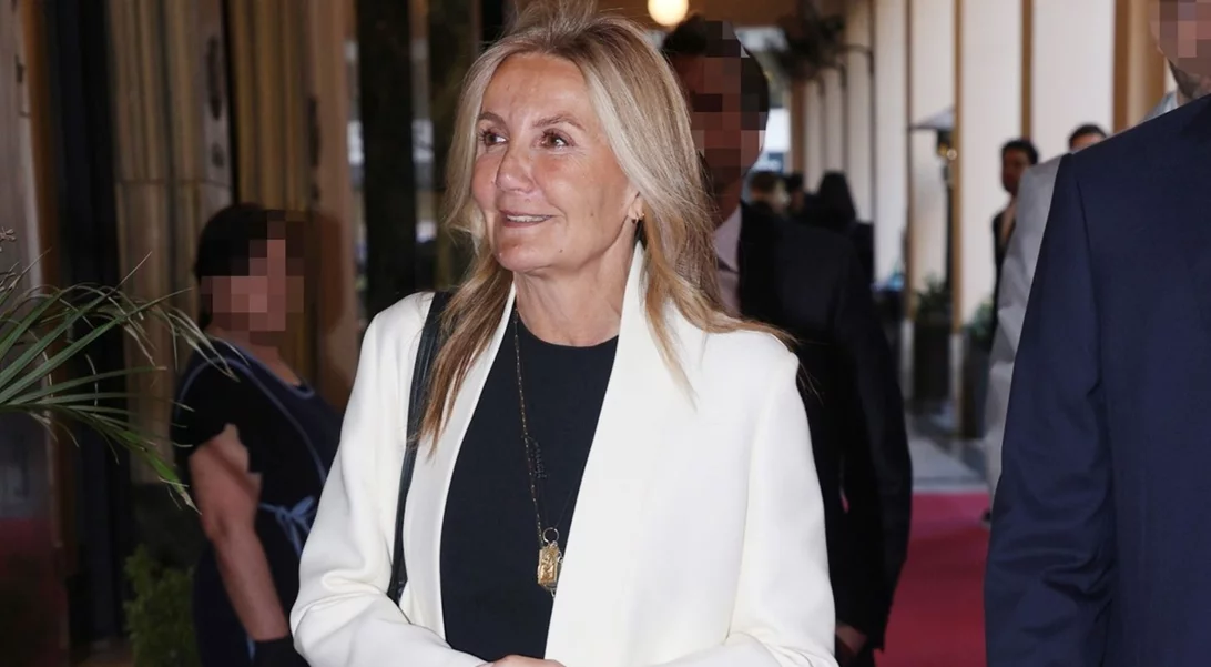 Η Μαρέβα Μητσοτάκη με μαύρο παλτό στην τελετή έναρξης των Χειμερινών Ολυμπιακών Αγώνων στο Μιλάνο